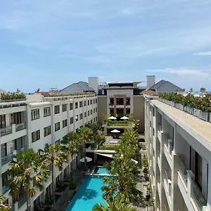 Stylish 2 Bedroom Penthouse Apt, Newly Refreshed, 50 Mbps, Pool, Gym, Resto Apartment